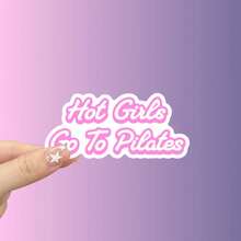 趣味粉色“辣妹去普拉提！”乙烯基贴纸 - 自粘、可重复使用贴花，适用于汽车、笔记本电脑、水瓶等 - 非常适合健身爱好者、汽车装饰 | 俏皮设计 | 乙烯基、趣味汽车贴纸 - 彩色 - 查看 1