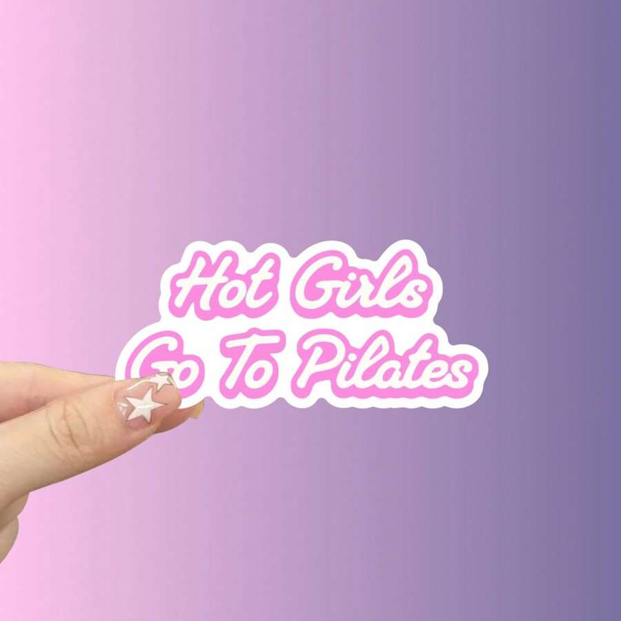 趣味粉色“辣妹去普拉提！”乙烯基贴纸 - 自粘、可重复使用贴花，适用于汽车、笔记本电脑、水瓶等 - 非常适合健身爱好者、汽车装饰 | 俏皮设计 | 乙烯基、趣味汽车贴纸 - 彩色 - 查看 1