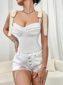 Top corto de mujer de un solo pieza, con diseño elegante y casual, hombros descubiertos, sin mangas, con detalles de lazo y silueta que favorece la figura