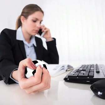 1 件迷你足球泡沫减压球 - 可挤压的减压玩具，用于缓解压力、派对礼品、嘉年华奖品和节日礼物、万圣节礼物、圣诞节礼物、减压玩具