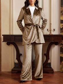 Blazer de cuello con solapa  con cinturón tweed estilo satinado , cuenta con bolsillos delanteros, tiene cuello solapa con longitud normal - Camel - Ver 1