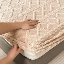 1pc Plush Fitted Sheet, New Autumn/Winter Plush Fitted Sheet (Pillow Case Not Included), Thick Mattress Cover Washable, Warm & Skin-Friendly For Sleeping, All-Around Fitted For 5cm-28cm Mattress, Suitable For Bedroom, Dorm