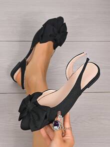 Sandálias de Salto Baixo Estilosas Femininas com Detalhe de Laço, Bico Fino, Slip-On, Tira Ajustável no Tornozelo, Upper em Tecido Preto, Solado de Borracha Confortável, Estilo Elegante e Doce, Ideal para Primavera/Verão, Uso Diário, Festas, Ocasiões Casuais e Formais