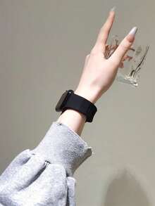 黑色硅胶表带一条，兼容苹果手表 42mm、38mm、40mm、41mm、44mm、45mm、49mm，时尚智能手表替换表带，适用于 Ultra2、Ultra SE2、SE 11、10、9、8、7、6、5、4、3、2、1 等型号，男女通用 - 黑色 - 查看 6
