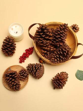 6个大型天然干松果，打造质朴的圣诞装饰，打造乡村农舍风格的节日装饰。非常适合DIY工艺品、花环制作、节日餐桌摆件和花瓶装饰。这些复古风格的松果为您的季节性家居装饰和派对用品、圣诞装饰品、圣诞家居装饰、圣诞礼物、圣诞树挂饰、圣诞花环装饰增添怀旧和森林魅力。