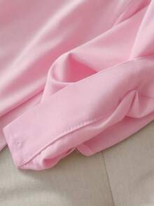 Áo kiểu nữ cỡ lớn, chất liệu polyester mềm mại, thoải mái, nhẹ và có độ co giãn nhẹ, phù hợp với người có vóc dáng lớn, thích hợp mặc vào mùa xuân/hè hoặc mặc nhiều lớp. Do sự khác biệt giữa các lô hàng, màu sắc có thể có một vài sự khác biệt nhỏ. Màu hồng. - Hồng - Xem 4