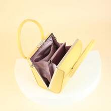 Bolso cuadrado pequeño versátil y casual con cadena gruesa y diseño personalizado, decoración de corazón melocotón, correa de hombro ancha, bolso bandolera de un solo hombro, bolso de compras y uso diario para mujeres, bolso para teléfono móvil