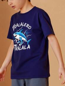 Camiseta infantil para niño, estilo casual de verano, holgada, cuello redondo, manga corta, estampado de Brainrot Tralalero Tralala Divertido, para uso diario - Azul Marino - Ver 3