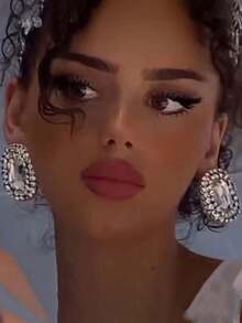 A Pair Of Silver Geometric Rhinestones For Fashionable Beauty And Sexy Evening Party Earrings, Suitable For Wearing At Parties