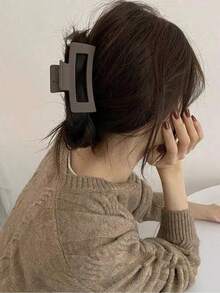 1pc Plastic Frosted Hair Clip - Stylish And Simple Accessory With A Feminine Touch Fall Winter Claw Clip Hair Accessories For Women For Vacation Outfits Woman Elegant Hair Clutch