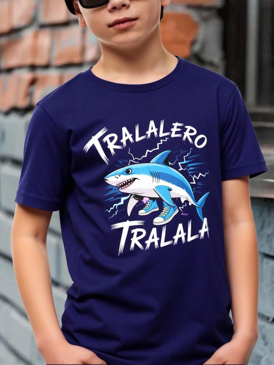 Camiseta infantil para niño, estilo casual de verano, holgada, cuello redondo, manga corta, estampado de Brainrot Tralalero Tralala Divertido, para uso diario - Azul Marino - Ver 1