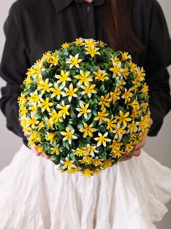 人造花球，黄色玫瑰草球，玫瑰和桉树叶图案，PE材质，是户外婚礼季节装饰的理想之选。易于组装和维护，适合派对活动、生日庆典、家居装饰、酒店和餐厅环境，也可用于客厅、卧室、婚礼场地、厨房和花园的装饰，是季节性装饰的完美点缀。