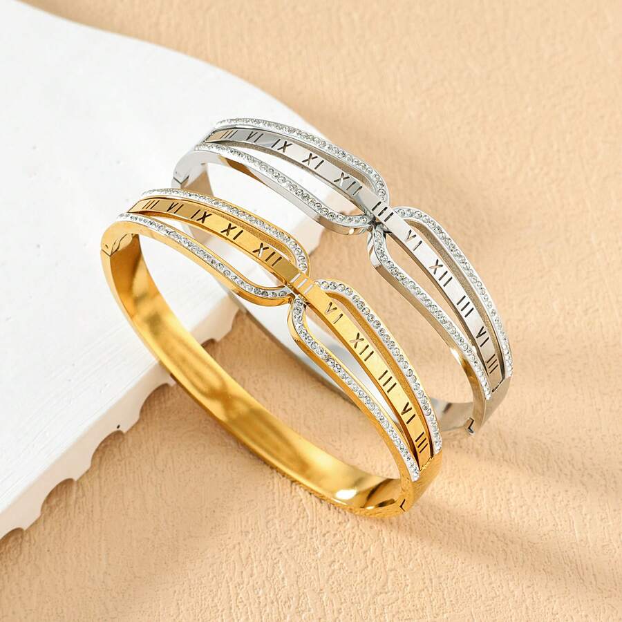 A Women's Roman Numeral Diamond Bracelet, Designed In 18K Gold, Inlaid With White Zirconia, Made Of Titanium Steel And Hypoallergenic, With An Adjustable Opening. It Is A Light Luxury Retro Style Jewelry Suitable For Daily Commuting And Formal Dinner Occasions.
