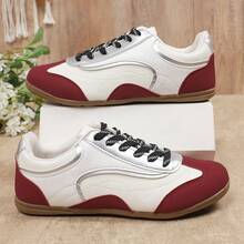 حذاء رياضي كاجوال بنمط البالية ذو لمسة لونية مميزة، مريح وخفيف الوزن، بنعل ناعم وأربطة، بتصميم كلاسيكي عصري لموسم الخريف 2025