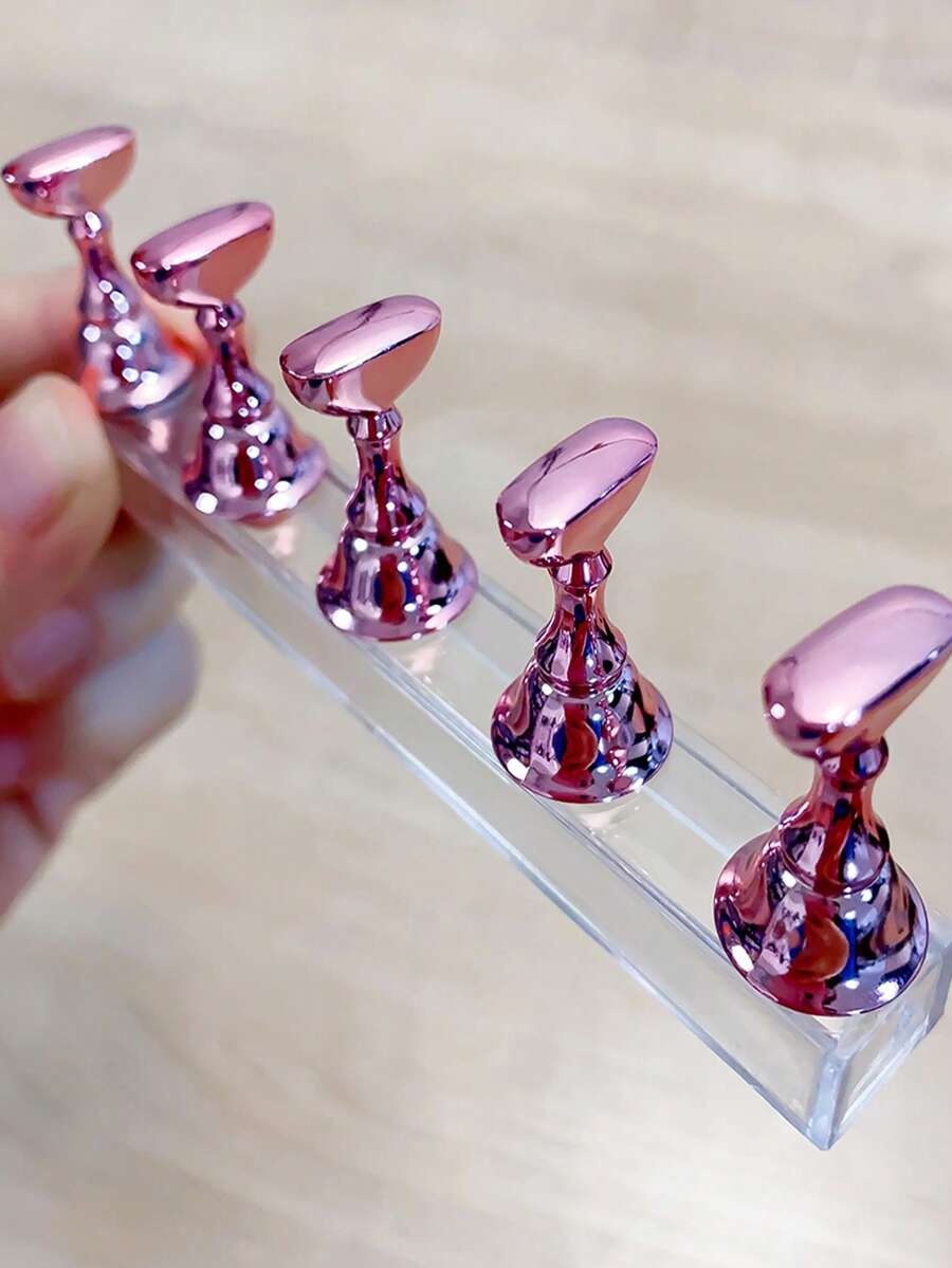 美甲展示架，用于展示贴片式美甲贴；磁性假指甲架，用于美甲练习；亚克力美甲入门套装配件；美甲沙龙设备及装饰；棋盘形美甲调色盘架；带磁性底座的练习架；艺术展示架；美甲工具