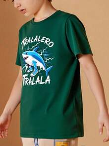 Camiseta infantil para niño, estilo casual de verano, holgada, cuello redondo, manga corta, estampado de Brainrot Tralalero Tralala Divertido, para uso diario - Verde - Ver 3