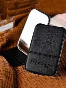 1 pezzo Specchio quadrato per trucco personalizzato con nome - Regalo personalizzato per damigelle, specchio per trucco personalizzato, specchio da viaggio pieghevole e portatile, specchio compatto da tasca per donna, bomboniere per matrimonio, specchio cosmetico inciso, adatto per tutte le occasioni e tutte le età, specchio quadrato pieghevole da tasca