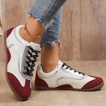 حذاء رياضي كاجوال بنمط البالية ذو لمسة لونية مميزة، مريح وخفيف الوزن، بنعل ناعم وأربطة، بتصميم كلاسيكي عصري لموسم الخريف 2025