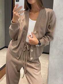 Completo da donna taglie forti, modello sportivo casual: giacca in maglia cardigan con bottoni e pantaloni con laccetti