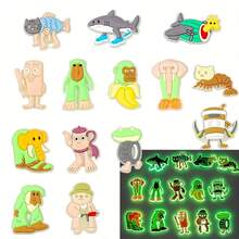 14 Peças de Decorações Pendentes de Silicone com Estampa Luminosa de Desenho Animado de Rua, Pendente de Mocassim, Acessórios de Sapato de Jardim, Clipes de Sapato de Gelatina Macia como Presentes de Festa, Adequado como Presentes para Amantes de Cinema ou Entusiastas de Mocassins.