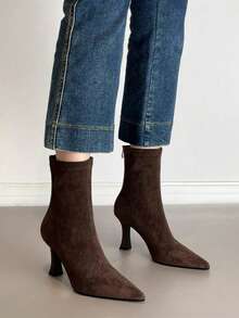 Botas cortas marrones para mujer de tacón alto 2025 Otoño/Invierno Nuevas Llegadas Tacón fino y esponjoso Elegantes Puntera puntiaguda Botas elásticas y delgadas, Botas de tacón de gatito, Fiesta