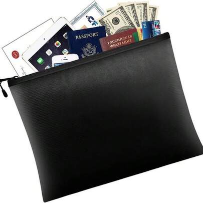 [حقيبة مقاومة للاشتعال ومقاومة للماء] بتصميم إغلاق بسحاب، مصنوعة من مواد عازلة مقاومة للاشتعال وطبقة مقاومة للماء، مع هيكل متعدد الطبقات داخليًا. مناسبة لتخزين النقود والقسائم والعقود والجوازات وغيرها من المستندات المهمة، وتحميها بفعالية من الحريق والغمر في الماء والتلف العرضي. ذات استخدام مزدوج للمكتب والمنزل، مع وظيفة التخزين وضمان السلامة في حالات الطوارئ.