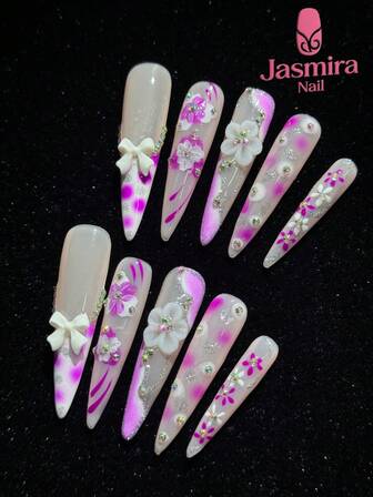 10-delars rent handgjort nagelset, Halloween, gotiska, press-on naglar superlånga spetsiga stilettklackar, som om du är i ett drömlikt lila blomhav, kan du känna den milda romantiken med en lekfull atmosfär, drömlik och söt stil: rosa och lila toning, med vita blommor, rosetter och lila blommor och glitterelement, mjuk och elegant,