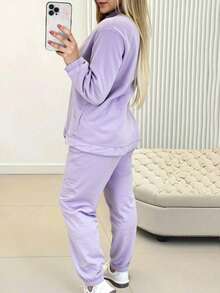 Un clásico conjunto de pijama de felpa para mujer con una camiseta de manga larga, cuello redondo y puños ligeramente ajustados. Los pantalones rectos con puños ligeramente ajustados y cintura natural están confeccionados en poliéster, algodón y elastano. Suave y ligero, es cálido al tacto, ideal para otoño e invierno. - Morado - Ver 3