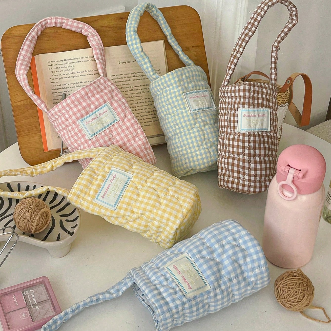 1Pc Grid New Fashion Tumbler Bag,Water Bottle Tote Bag, Simple Protective Cup Carrier, Multi-Functional Storage Bag, Drink/Can Cup Sleeve, Thickened Car Cup Holder Protector, Sleeve,Can Accommodate Phone, Keys, Coins, Earphones, Cards And Other Items, Suitable For Outdoor Travel, Vacation, Fitness, Hiking, Climbing, Cycling And Back To School Essentials