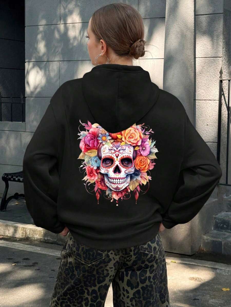 Mujer003-1 Sudadera del Día de los Muertos Una sudadera de manga larga suave y cómoda para el invierno Sudadera de cuello redondo negra con un elegante y vibrante calavera de Día de los Muertos adornada con flores, perfecta para mostrar un estilo úni - Negro - Ver 1