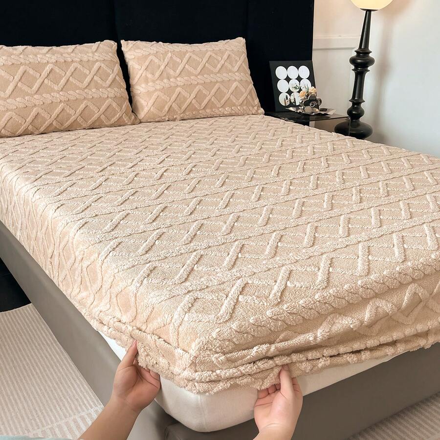 1pc Plush Fitted Sheet, New Autumn/Winter Plush Fitted Sheet (Pillow Case Not Included), Thick Mattress Cover Washable, Warm & Skin-Friendly For Sleeping, All-Around Fitted For 5cm-28cm Mattress, Suitable For Bedroom, Dorm