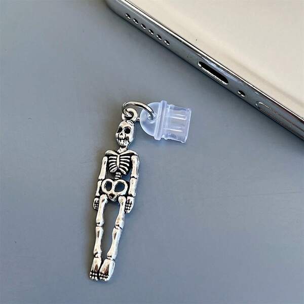Tappo antipolvere a forma di scheletro per telefono cellulare, decorazione telefonica pendente e interessante per il connettore lightning - decora il tuo telefono, previeni lo sporco e mantieni i detriti lontani! Compatibile con 6 Plus/6S Plus, 7/8, 8 Plus/7 Plus, SE 2020, 6/6S, XR, XS, XS Max, X