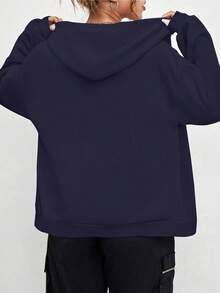 Damska, luźna, swobodna kurtka z kapturem, z odkrytymi ramionami i ściągaczem, kieszeniami i termiczną podszewką, idealna do codziennych dojazdów do pracy, na wyjścia, na spotkania ze znajomymi, do domu, na trening, ciepła i wygodna – jesień/zima