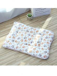 Tappetino per animali domestici in pile di corallo bianco latte con motivo a impronte, adatto per gatti e cani di piccola e media taglia, scelta ideale per il sonno durante tutto l'anno. Tappetini in pile, cucce per gatti, cuscini per il sonno dei gatti, cucce per cani, coperte in pile di corallo per cani, disponibili in una varietà di colori e stili, ce n'è sempre uno adatto al tuo animale domestico, aiutando a bloccare efficacemente l'umidità