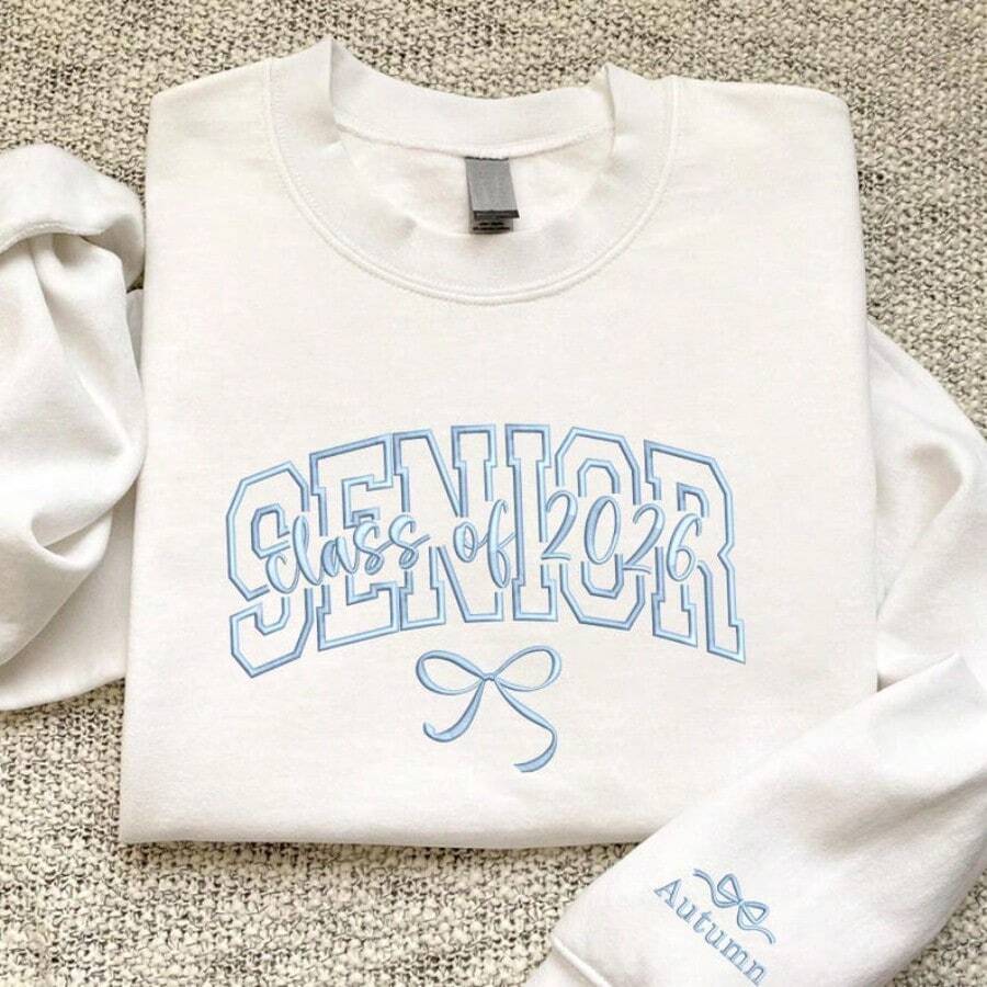 Custom Senior Year Embroidered Shirt, Senior 2026 Coquette Bow Shirt, Embroidered Senior 2026 Shirt, Custom College Shirt, Campus Tee - 白色 - 查看 1