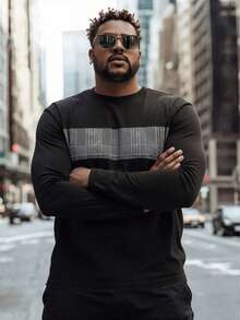 男士休闲长袖T恤，黑色格子图案，轻薄透气，适合旅行穿着，也可作为礼物送给朋友。