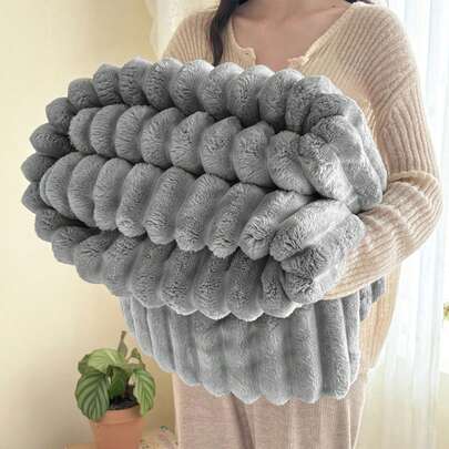 1pc Luxury Reversible Faux Fur Blanket - Cozy Striped Flannel, Soft & Warm, Suitable For Napping, Office, Camping, Sofa - Multipurpose Polyester Bedspread, Perfect Christmas Gift, Compressed Packaging, Light And Elegant, With A Cloud-Like Touch To The Skin