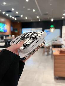 Bonita funda de animalitos para móvil, con un mono juguetón y un oso alegre. Es compatible con los modelos  17,  16,  16 Pro Max,  15,  15 Pro Max,  14,  13,  12 y  11 Pro. Está hecha de TPU y ofrece protección a prueba de golpes. Ideal para amantes de los animales, niños, cumpleaños, festividades y como regalo creativo para amigos y familiares.