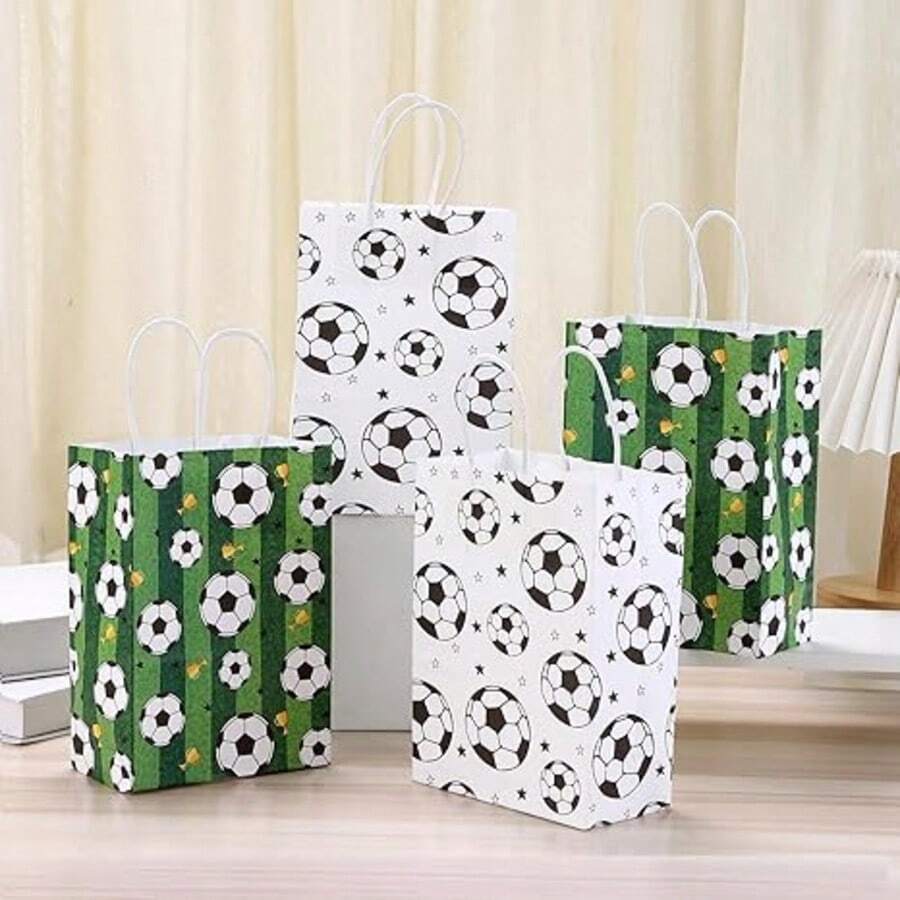 4/12/18 pièces Sacs cadeaux en papier kraft imprimés de motifs de football, convenant pour les fêtes sportives. Sacs fourre-tout en papier kraft imprimé pour l'emballage de cadeaux, la rentrée scolaire, les événements sportifs, les anniversaires, les fêtes à thème football