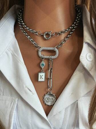 1 pièce Collier argent pour femmes, avec un fermoir ovale entièrement serti de diamants, assorti d'un pendentif œil de démon et d'un pendentif lettre coquillage, avec un design de chaîne. Le style punk rétro et personnel peut être interchangé à volonté, convenant aux sorties quotidiennes ou aux fêtes.