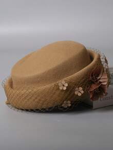 1 peça 2025 Outono/Inverno Novo Chapéu Francês Elegante de Malha com Flores, Chapéu de Presente Decorativo Feminino de Lã Pura Australiana e Linho de Seda, Chapéu Aristocrático Feminino, Chapéu Tigela com Moldura de Renda