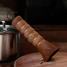 Un cepillo para ollas de fibra de coco con cerdas suaves que no dañan el revestimiento y son fáciles de limpiar.