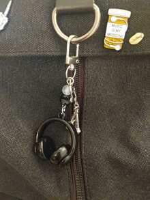 音乐耳机钥匙扣，配有吉他和麦克风吊坠，可作为包包/背包装饰，可爱Y2K风格，是节日、开学、圣诞节、万圣节送给音乐爱好者的理想礼物，也适合送给老师、朋友、姐妹。