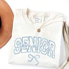 Custom Senior Year Embroidered Shirt, Senior 2026 Coquette Bow Shirt, Embroidered Senior 2026 Shirt, Custom College Shirt, Campus Tee - 白色 - 查看 2
