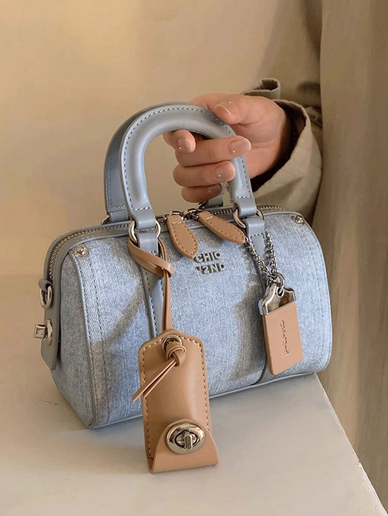 حقيبة يد كلاسيكية أنيقة بتصميم الحرف الصلب والنمط...