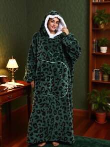 1 set Bata con capucha de felpa de estampado de leopardo en talla grande unisex - Térmica e aislada para días fríos de 0-15°C, con comodidad ligera como una nube, tela suave sin desprendimiento ni pelusas, puños a prueba de viento, cinturón ajustable y bolsillos profundos, lavable a máquina y de secado rápido, para fines de semana relajados, comodidad después de la ducha, citas en casa, noches de TV, salidas de compras y paseos, conjunto de ropa de estar en casa con estilo y cálido para hombres y mujeres