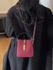 女士休闲斜挎水桶包 - 纯色，双层绒面材质手提包，磁扣，可调节肩带单肩包 - 轻巧设计，适合通勤、休闲和约会，风格简约，用途广泛，酒红色，绒面包，冬季、秋季必备 - 酒紅色 - 查看 5
