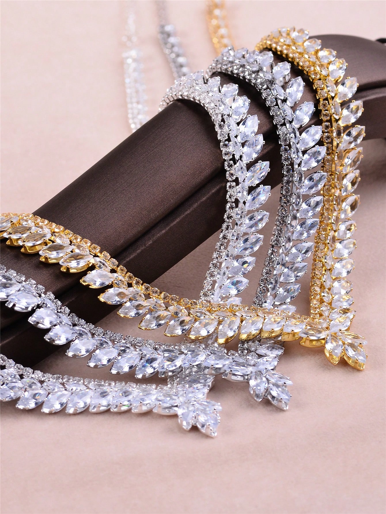 طقم قلادة على شكل حرف V مرصعة بالزركونيا للنساء، م...