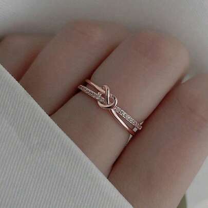 1 件镀玫瑰金十字结铜戒指，镶嵌方晶锆石，时尚适合日常、聚会和派对