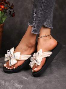 Sandalias de dedo con lazo de encaje de moda para el verano, con decoración de punta abierta y elementos glamorosos de perlas, regalo perfecto para mujeres y niñas